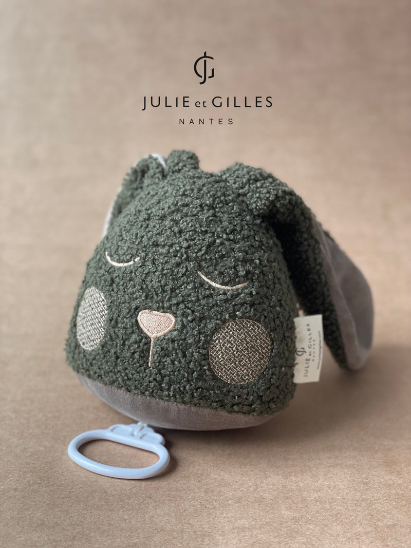 Doudou musical Made in France aux berceuses originales et soporifiques.La collection Doux lapins de Julie et Gilles a été conçue pour endormir bébé en douceur . Ce doudou musical aux longues oreilles pourra aisément s'attacher sur un lit à barreau ou bien même sur un porte manteau . Lignes épurées et style non genré les doux lapins proposent des berceuses plus originales les unes que les que les autres .Mouton bouclé. 