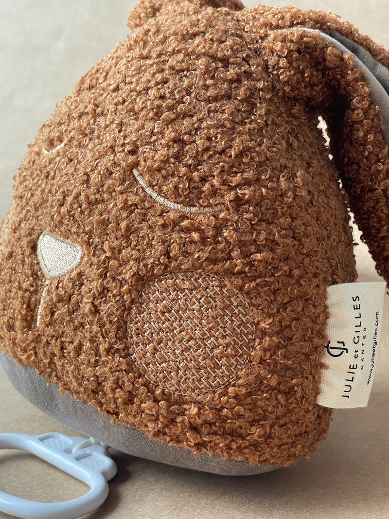 Doudou musical Made in France aux berceuses originales et soporifiques.La collection Doux lapins de Julie et Gilles a été conçue pour endormir bébé en douceur . Ce doudou musical aux longues oreilles pourra aisément s'attacher sur un lit à barreau ou bien même sur un porte manteau . Lignes épurées et style non genré les doux lapins proposent des berceuses plus originales les unes que les que les autres .Mouton bouclé. 