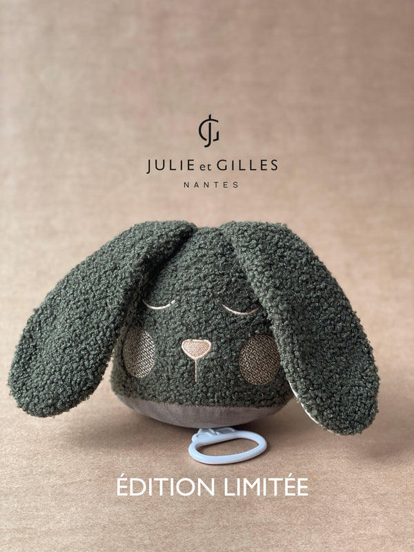 Doudou musical Made in France aux berceuses originales et soporifiques.La collection Doux lapins de Julie et Gilles a été conçue pour endormir bébé en douceur . Ce doudou musical aux longues oreilles pourra aisément s'attacher sur un lit à barreau ou bien même sur un porte manteau . Lignes épurées et style non genré les doux lapins proposent des berceuses plus originales les unes que les que les autres .Mouton bouclé. 