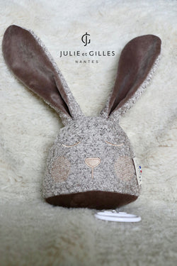 Doudou musical Made in France aux berceuses originales et soporifiques.La collection Doux lapins de Gilles et Julie a été conçue pour endormir bébé en douceur . Ce doudou musical aux longues oreilles pourra aisément s'attacher sur un lit à barreau ou bien même sur un porte manteau . Lignes épurées et style non genré les doux lapins proposent des berceuses plus originales les unes que les que les autres . Coloris beige bouclé.