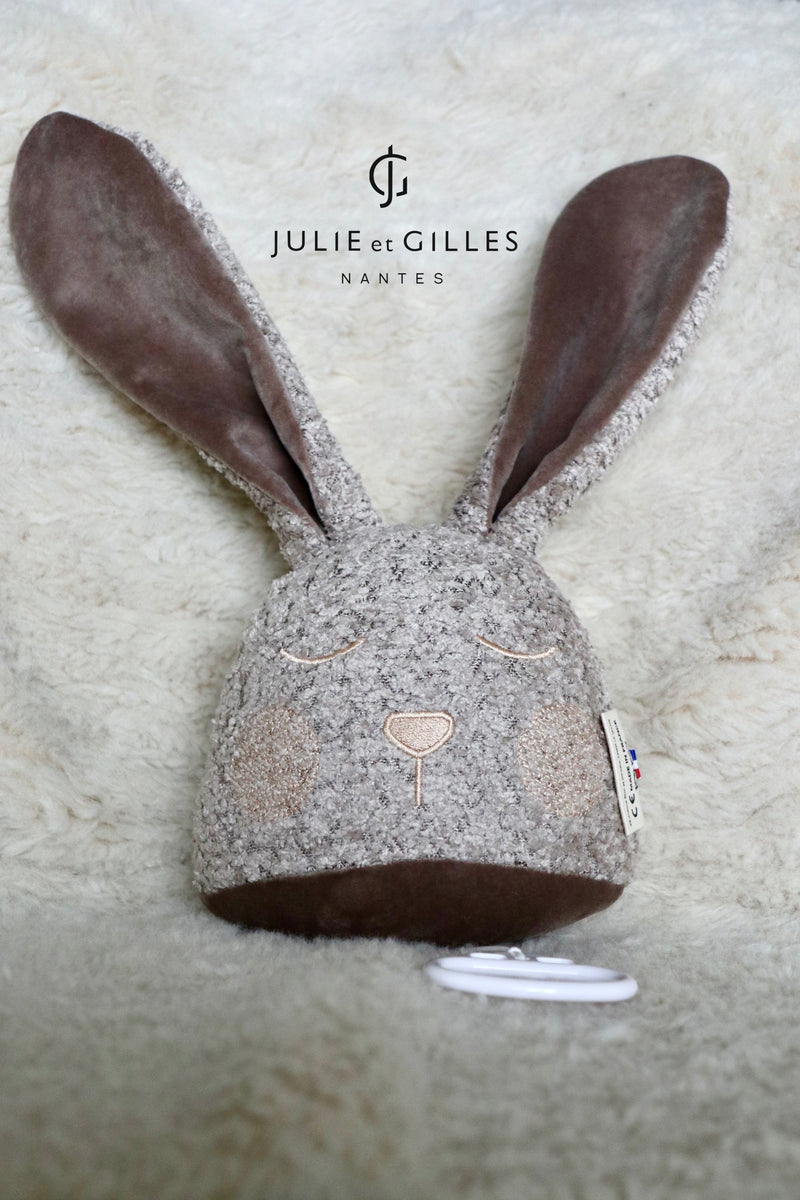 Doudou musical Made in France aux berceuses originales et soporifiques.La collection Doux lapins de Gilles et Julie a été conçue pour endormir bébé en douceur . Ce doudou musical aux longues oreilles pourra aisément s'attacher sur un lit à barreau ou bien même sur un porte manteau . Lignes épurées et style non genré les doux lapins proposent des berceuses plus originales les unes que les que les autres . Coloris beige bouclé.