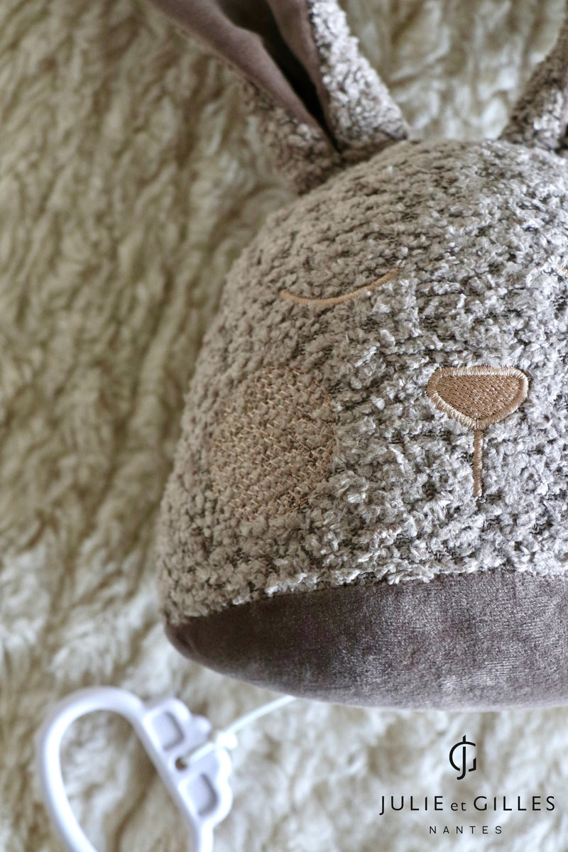 Doudou musical Made in France aux berceuses originales et soporifiques.La collection Doux lapins de Gilles et Julie a été conçue pour endormir bébé en douceur . Ce doudou musical aux longues oreilles pourra aisément s'attacher sur un lit à barreau ou bien même sur un porte manteau . Lignes épurées et style non genré les doux lapins proposent des berceuses plus originales les unes que les que les autres . Coloris beige bouclé.