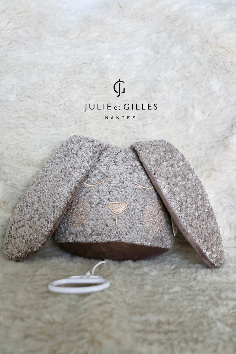 Doudou musical Made in France aux berceuses originales et soporifiques.La collection Doux lapins de Gilles et Julie a été conçue pour endormir bébé en douceur . Ce doudou musical aux longues oreilles pourra aisément s'attacher sur un lit à barreau ou bien même sur un porte manteau . Lignes épurées et style non genré les doux lapins proposent des berceuses plus originales les unes que les que les autres . Coloris beige bouclé.