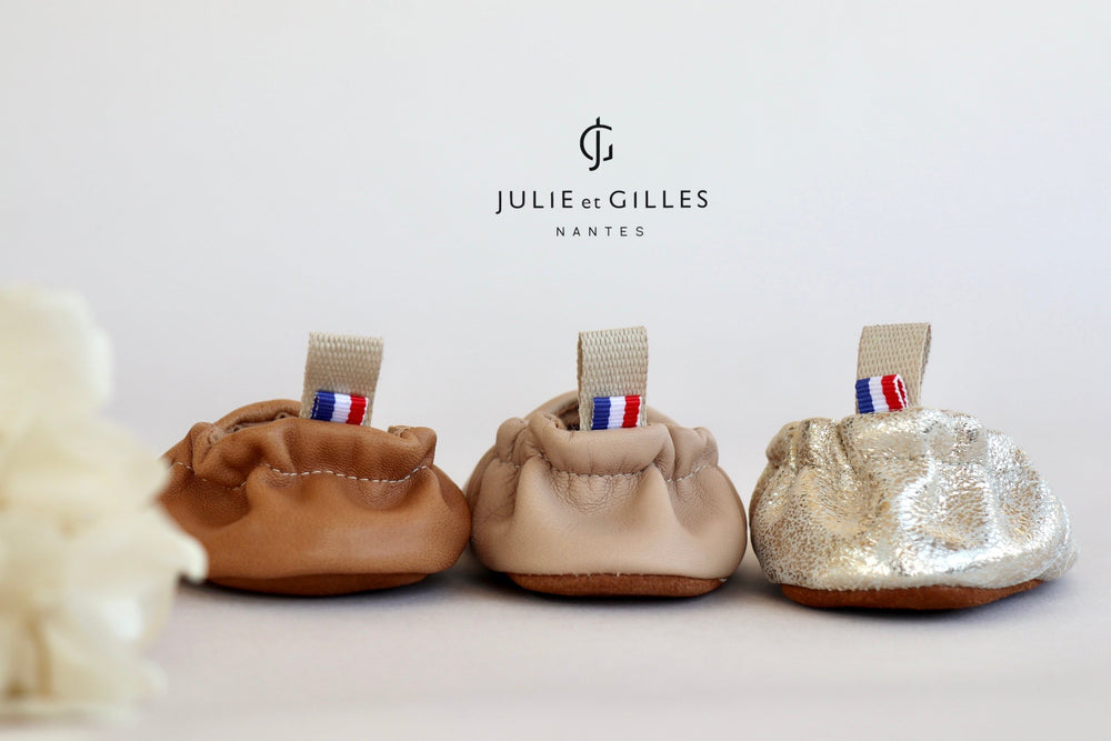 Chaussons souples Bébé - Chaussons souples enfants - Chaussons souples - Chaussons premiers pas- Chaussons antidérapants - Chaussons en cuir tabac brun- Chaussons souples en cuir souple - Chaussons Julie et Gilles - Chaussons Made in France - Chaussons souples adultes - Chaussons en cuir