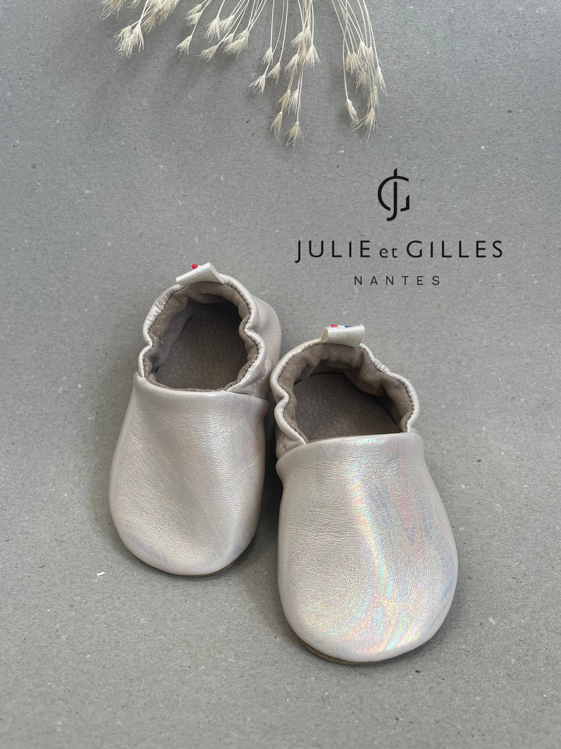 Chaussons souples made in France couleur beige nacré. Chaussons souples Julie et Gilles.
Chaussons Nantais.
Chaussons souples Bébé - Chaussons souples enfants - Chaussons souples - Chaussons premiers pas- Chaussons antidérapants - Chaussons souples en cuir souple - Chaussons Made in France - Chaussons en cuir