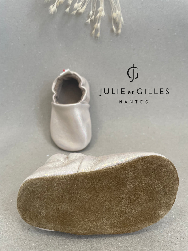 Chaussons souples made in France couleur beige nacré. Chaussons souples Julie et Gilles.
Chaussons Nantais.
Chaussons souples Bébé - Chaussons souples enfants - Chaussons souples - Chaussons premiers pas- Chaussons antidérapants - Chaussons souples en cuir souple - Chaussons Made in France - Chaussons en cuir