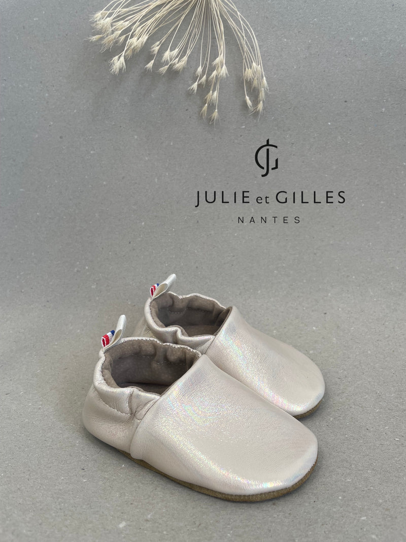 Chaussons souples made in France couleur beige nacré. Chaussons souples Julie et Gilles.
Chaussons Nantais.
Chaussons souples Bébé - Chaussons souples enfants - Chaussons souples - Chaussons premiers pas- Chaussons antidérapants - Chaussons souples en cuir souple - Chaussons Made in France - Chaussons en cuir