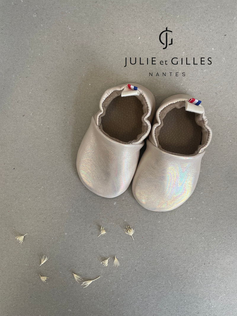 Chaussons souples made in France couleur beige nacré. Chaussons souples Julie et Gilles.
Chaussons Nantais.
Chaussons souples Bébé - Chaussons souples enfants - Chaussons souples - Chaussons premiers pas- Chaussons antidérapants - Chaussons souples en cuir souple - Chaussons Made in France - Chaussons en cuir