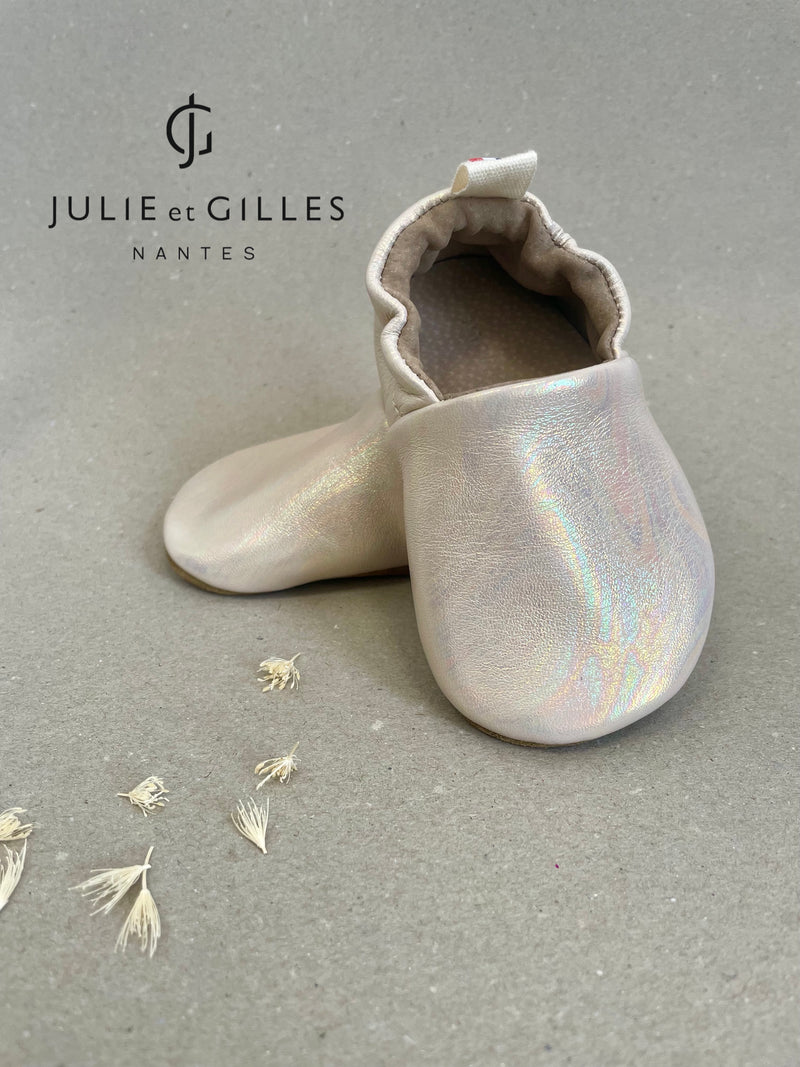 Chaussons souples made in France couleur beige nacré. Chaussons souples Julie et Gilles.
Chaussons Nantais.
Chaussons souples Bébé - Chaussons souples enfants - Chaussons souples - Chaussons premiers pas- Chaussons antidérapants - Chaussons souples en cuir souple - Chaussons Made in France - Chaussons en cuir