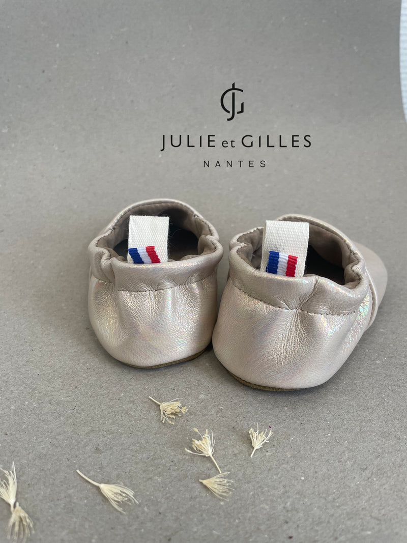 Chaussons souples made in France couleur beige nacré. Chaussons souples Julie et Gilles.
Chaussons Nantais.
Chaussons souples Bébé - Chaussons souples enfants - Chaussons souples - Chaussons premiers pas- Chaussons antidérapants - Chaussons souples en cuir souple - Chaussons Made in France - Chaussons en cuir