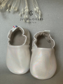 Chaussons souples made in France couleur beige nacré. Chaussons souples Julie et Gilles.
Chaussons Nantais.
Chaussons souples Bébé - Chaussons souples enfants - Chaussons souples - Chaussons premiers pas- Chaussons antidérapants - Chaussons souples en cuir souple - Chaussons Made in France - Chaussons en cuir
