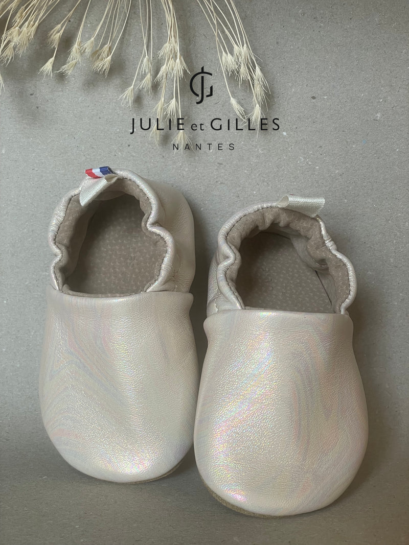 Chaussons souples made in France couleur beige nacré. Chaussons souples Julie et Gilles.
Chaussons Nantais.
Chaussons souples Bébé - Chaussons souples enfants - Chaussons souples - Chaussons premiers pas- Chaussons antidérapants - Chaussons souples en cuir souple - Chaussons Made in France - Chaussons en cuir
