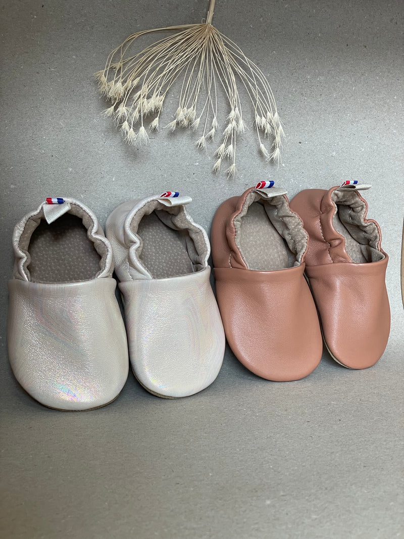Chaussons souples made in France couleur beige nacré. Chaussons souples Julie et Gilles.
Chaussons Nantais.
Chaussons souples Bébé - Chaussons souples enfants - Chaussons souples - Chaussons premiers pas- Chaussons antidérapants - Chaussons souples en cuir souple - Chaussons Made in France - Chaussons en cuir