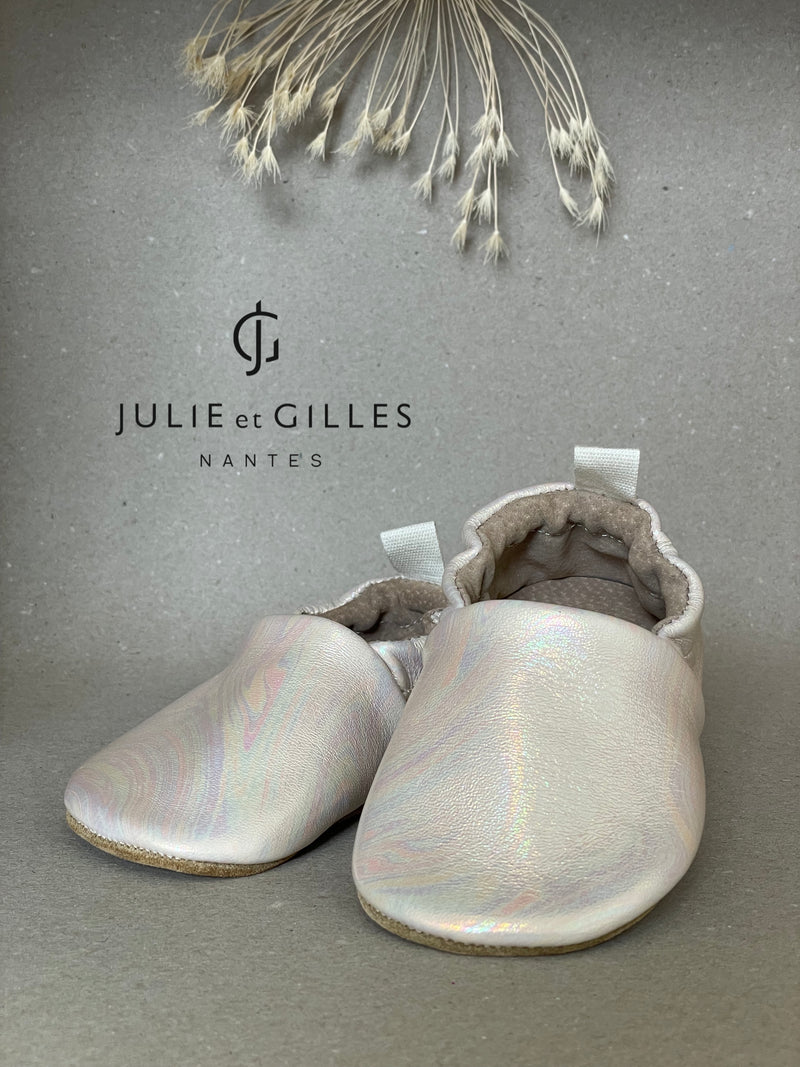 Chaussons souples made in France couleur beige nacré. Chaussons souples Julie et Gilles.
Chaussons Nantais.
Chaussons souples Bébé - Chaussons souples enfants - Chaussons souples - Chaussons premiers pas- Chaussons antidérapants - Chaussons souples en cuir souple - Chaussons Made in France - Chaussons en cuir