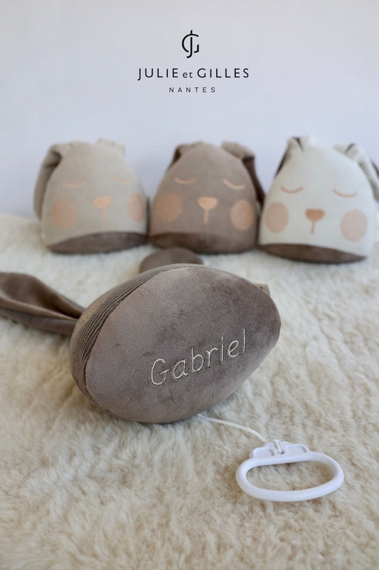 Doudou berceuse - Doudou Musical - Doudou made in France - Doudou personnalisé prénom enfant- Cadeau bébé personnalisé - Doudou Julie et Gilles - doudou lapin personnalisé