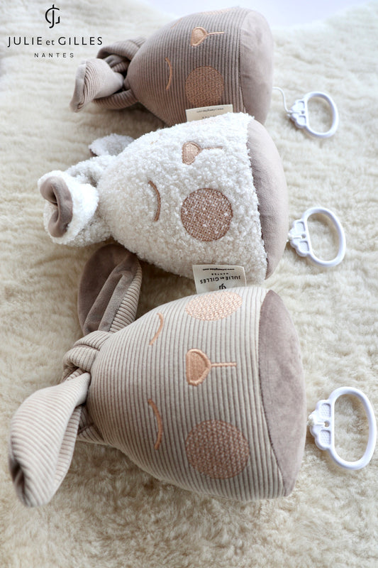 Doudou musical Made in France aux berceuses originales et soporifiques.La collection Doux lapins de Julie et Gilles a été conçue pour endormir bébé en douceur . Ce doudou musical aux longues oreilles pourra aisément s'attacher sur un lit à barreau ou bien même sur un porte manteau . Lignes épurées et style non genré les doux lapins proposent des berceuses plus originales les unes que les que les autres .Mouton bouclé.