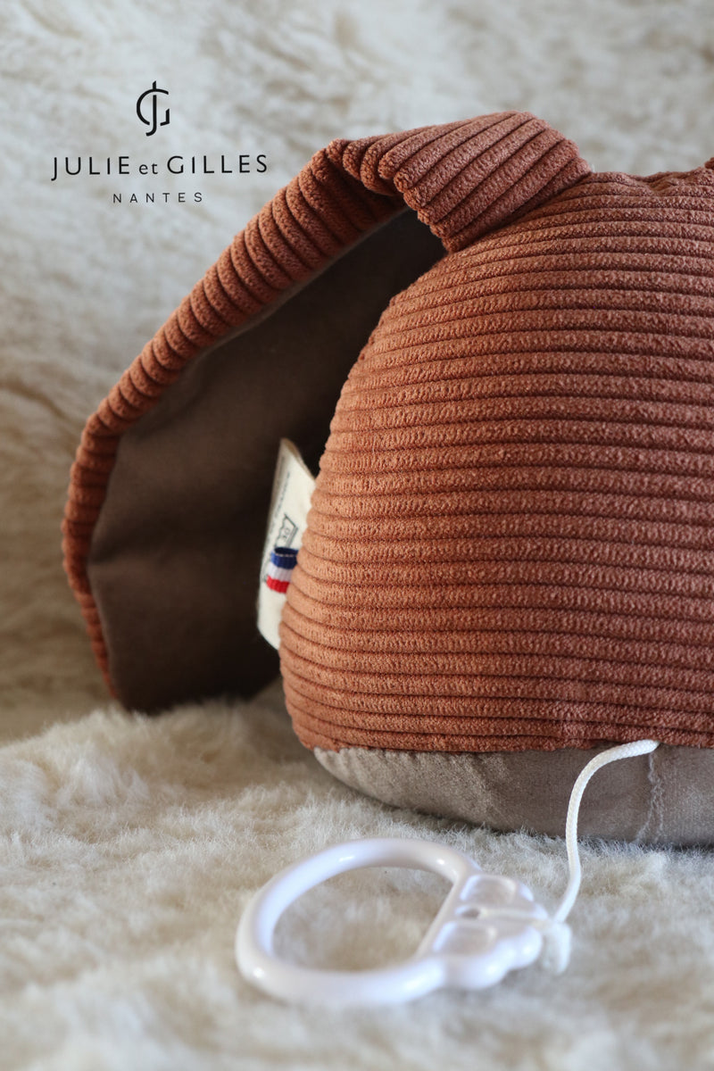 Doudou musical Made in France aux berceuses originales et soporifiques.La collection Doux lapins de Julie et Gilles a été conçue pour endormir bébé en douceur . Ce doudou musical aux longues oreilles pourra aisément s'attacher sur un lit à barreau ou bien même sur un porte manteau . Lignes épurées et style non genré les doux lapins proposent des berceuses plus originales les unes que les que les autres .Velours côtelé  caramel.