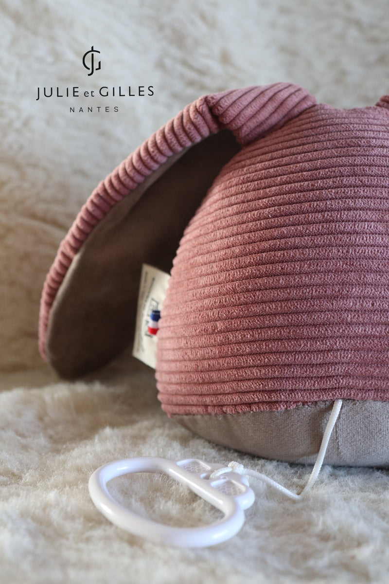 Doudou musical Made in France aux berceuses originales et soporifiques.La collection Doux lapins de Julie et Gilles a été conçue pour endormir bébé en douceur . Ce doudou musical aux longues oreilles pourra aisément s'attacher sur un lit à barreau ou bien même sur un porte manteau . Lignes épurées et style non genré les doux lapins proposent des berceuses plus originales les unes que les que les autres .Velours côtelé rose framboise, vieux rose.