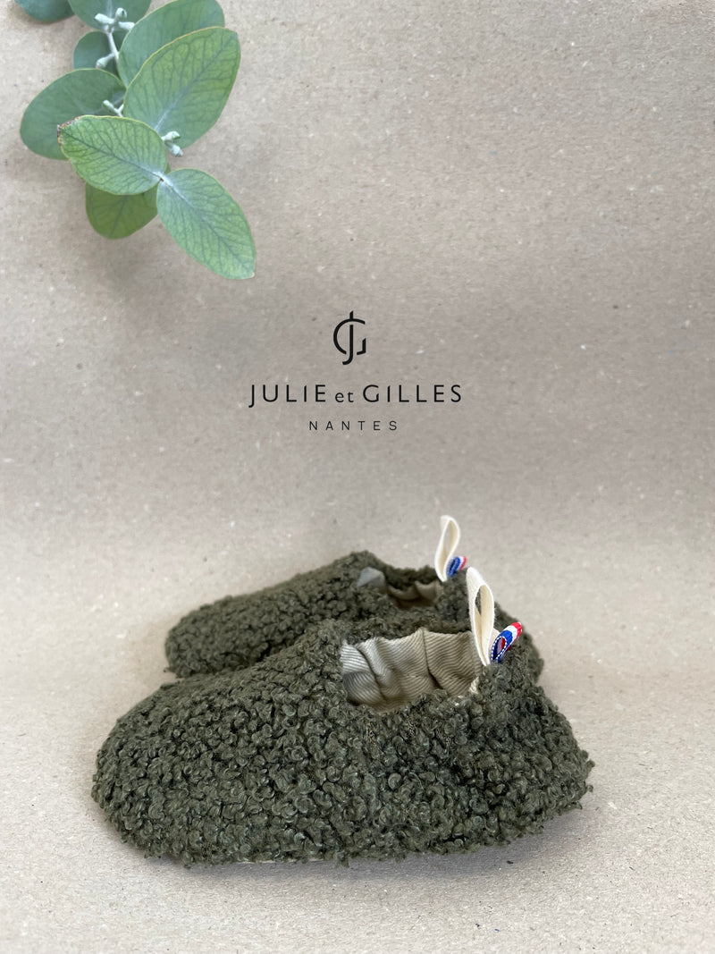 Chaussons bébé Julie et Gilles en tissu sherpa bouclé vert, doublés en coton 100 % naturel, alliant douceur et confort, fabriqués avec soin en France.
