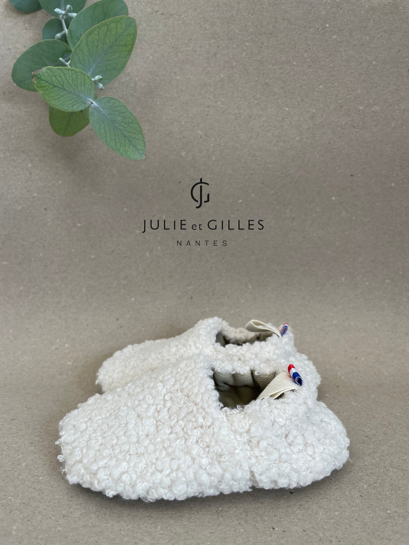 
Chaussons en tissu souple pour bébé et enfant, fabriqués en France avec des matières de qualité. Conçus en tissu bouclé crème tout doux, ces chaussons offrent confort, légèreté et souplesse aux petits pieds. Leur semelle en croûte de cuir antidérapante assure une bonne accroche pour les premiers pas. Idéal pour les tout-petits, dès la naissance. Fabrication artisanale française, finitions soignées et style intemporel.