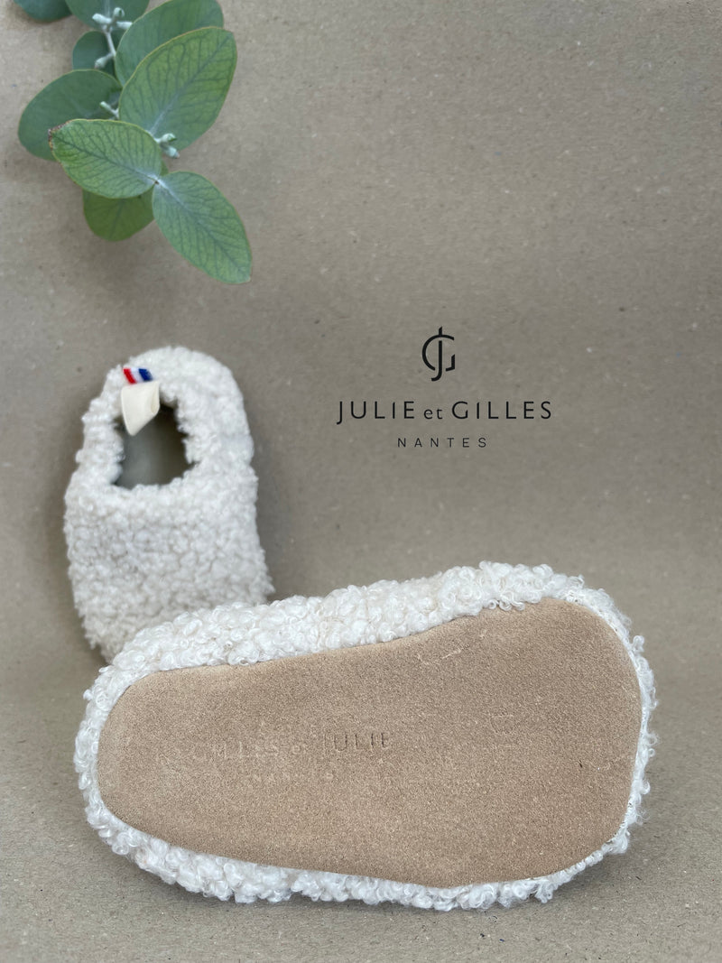 Chaussons bébé Julie et Gilles en tissu sherpa bouclé crème, doublés en coton 100 % naturel, alliant douceur et confort, fabriqués avec soin en France.