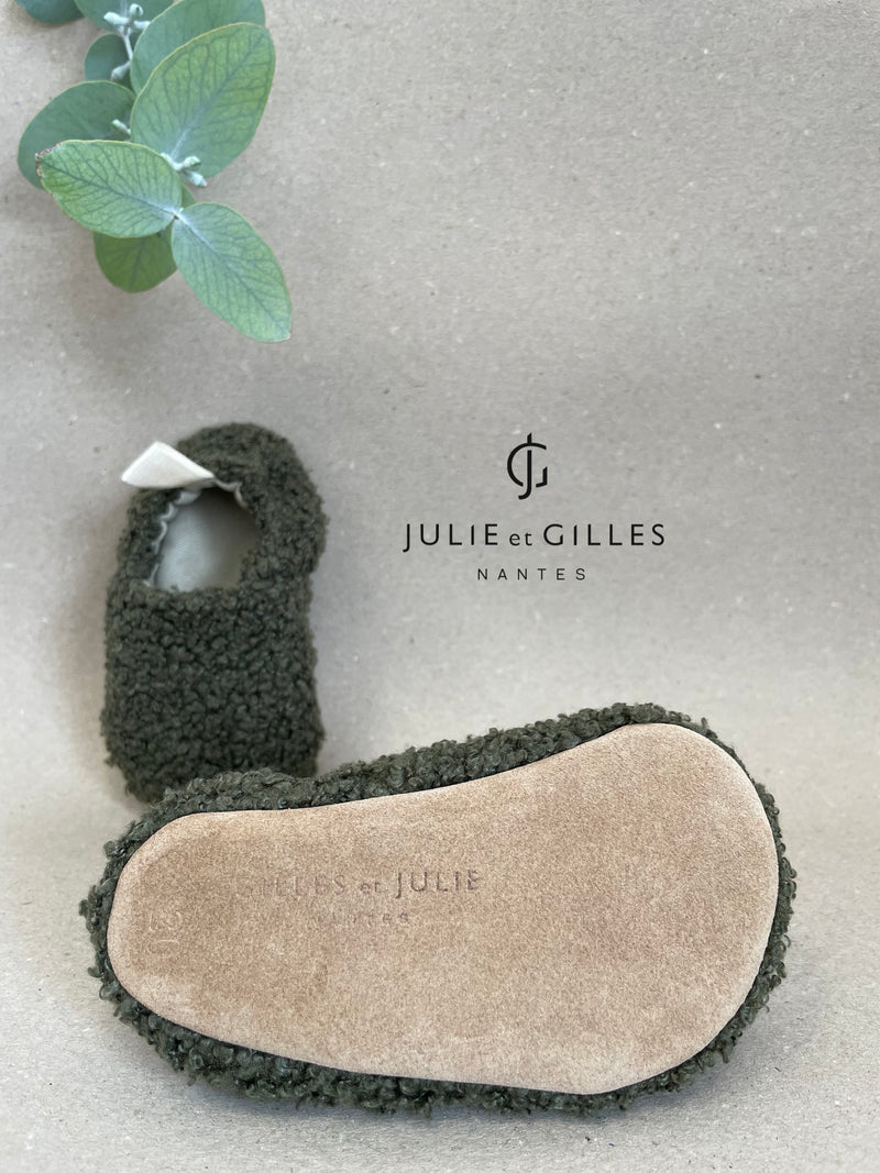 Chaussons bébé Julie et Gilles en tissu sherpa bouclé vert, doublés en coton 100 % naturel, alliant douceur et confort, fabriqués avec soin en France.