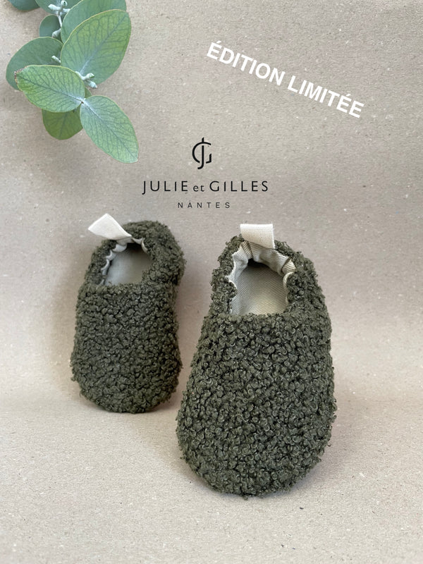 Chaussons bébé Julie et Gilles en tissu sherpa bouclé vert, doublés en coton 100 % naturel, alliant douceur et confort, fabriqués avec soin en France.

