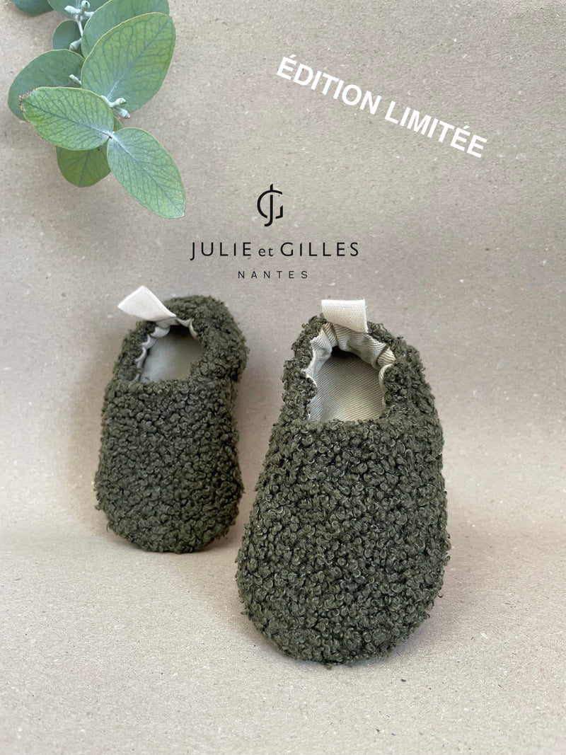 Chaussons bébé Julie et Gilles en tissu sherpa bouclé vert, doublés en coton 100 % naturel, alliant douceur et confort, fabriqués avec soin en France.
