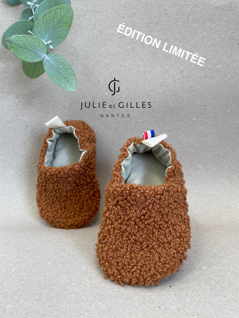 Chaussons bébé Julie et Gilles en tissu sherpa bouclé orangé, doublés en coton 100 % naturel, alliant douceur et confort, fabriqués avec soin en France.