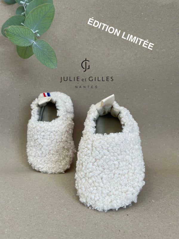 Chaussons bébé Julie et Gilles en tissu sherpa bouclé crème, doublés en coton 100 % naturel, alliant douceur et confort, fabriqués avec soin en France.