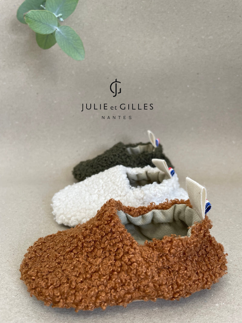 Chaussons bébé Julie et Gilles en tissu sherpa bouclé orangé, doublés en coton 100 % naturel, alliant douceur et confort, fabriqués avec soin en France.