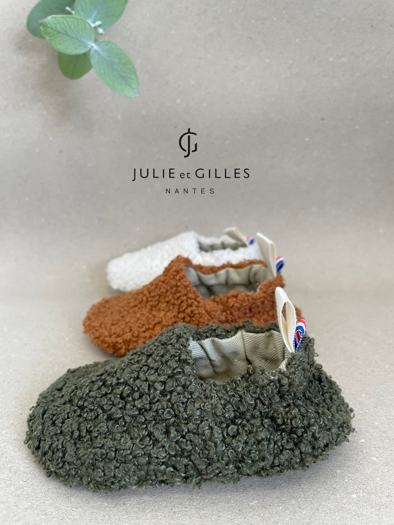 Chaussons bébé Julie et Gilles en tissu sherpa bouclé vert, doublés en coton 100 % naturel, alliant douceur et confort, fabriqués avec soin en France.