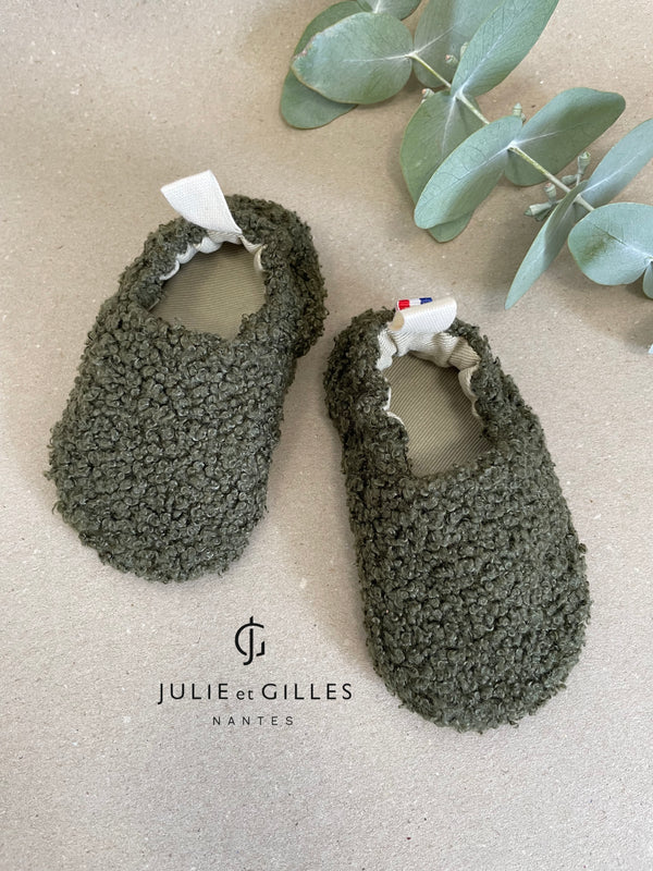 Chaussons bébé Julie et Gilles en tissu sherpa bouclé vert, doublés en coton 100 % naturel, alliant douceur et confort, fabriqués avec soin en France.