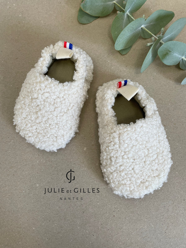 Chaussons bébé Julie et Gilles en tissu sherpa bouclé crème, doublés en coton 100 % naturel, alliant douceur et confort, fabriqués avec soin en France.