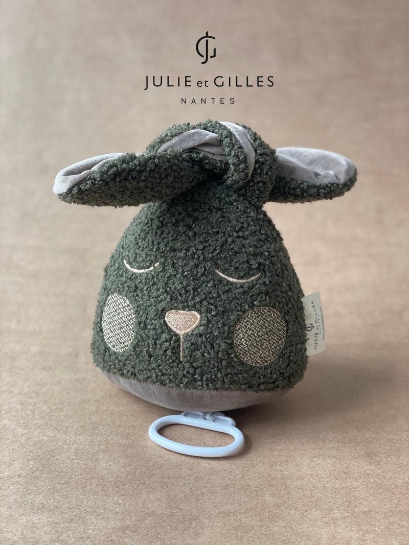 Doudou musical Made in France aux berceuses originales et soporifiques.La collection Doux lapins de Julie et Gilles a été conçue pour endormir bébé en douceur . Ce doudou musical aux longues oreilles pourra aisément s'attacher sur un lit à barreau ou bien même sur un porte manteau . Lignes épurées et style non genré les doux lapins proposent des berceuses plus originales les unes que les que les autres .Mouton bouclé. 