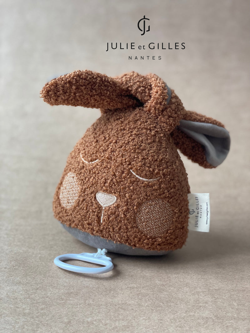Doudou musical Made in France aux berceuses originales et soporifiques.La collection Doux lapins de Julie et Gilles a été conçue pour endormir bébé en douceur . Ce doudou musical aux longues oreilles pourra aisément s'attacher sur un lit à barreau ou bien même sur un porte manteau . Lignes épurées et style non genré les doux lapins proposent des berceuses plus originales les unes que les que les autres .Mouton bouclé. 