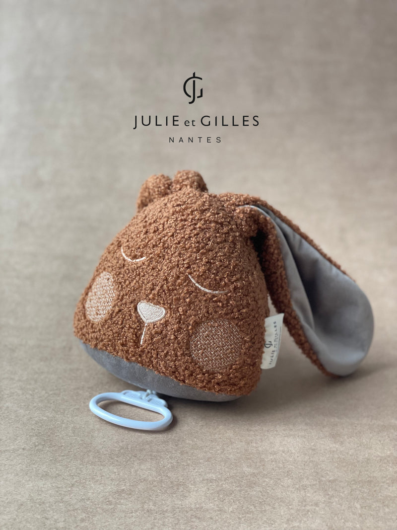 Doudou musical Made in France aux berceuses originales et soporifiques.La collection Doux lapins de Julie et Gilles a été conçue pour endormir bébé en douceur . Ce doudou musical aux longues oreilles pourra aisément s'attacher sur un lit à barreau ou bien même sur un porte manteau . Lignes épurées et style non genré les doux lapins proposent des berceuses plus originales les unes que les que les autres .Mouton bouclé. 