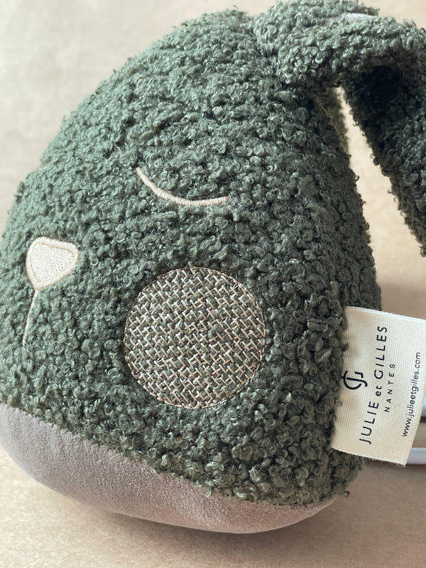 Doudou musical Made in France aux berceuses originales et soporifiques.La collection Doux lapins de Julie et Gilles a été conçue pour endormir bébé en douceur . Ce doudou musical aux longues oreilles pourra aisément s'attacher sur un lit à barreau ou bien même sur un porte manteau . Lignes épurées et style non genré les doux lapins proposent des berceuses plus originales les unes que les que les autres .Mouton bouclé. 