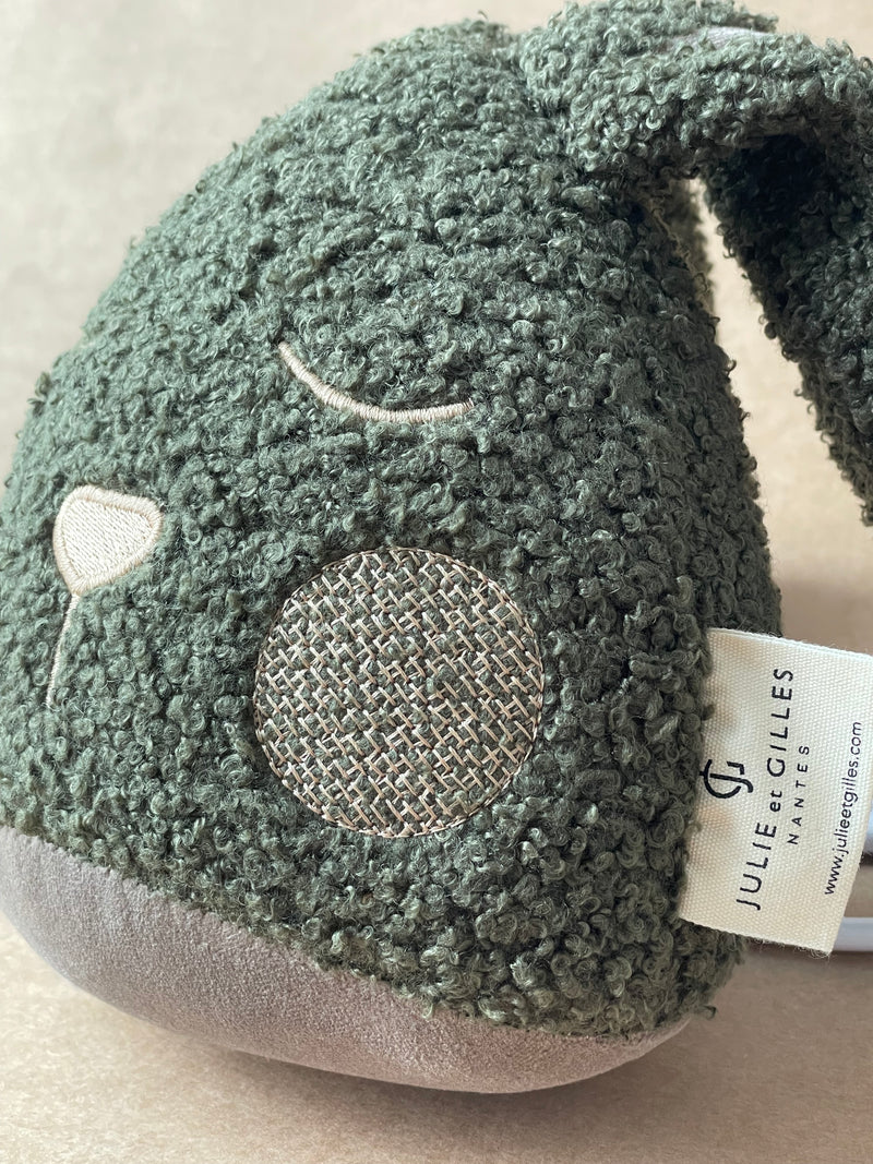 Doudou musical Made in France aux berceuses originales et soporifiques.La collection Doux lapins de Julie et Gilles a été conçue pour endormir bébé en douceur . Ce doudou musical aux longues oreilles pourra aisément s'attacher sur un lit à barreau ou bien même sur un porte manteau . Lignes épurées et style non genré les doux lapins proposent des berceuses plus originales les unes que les que les autres .Mouton bouclé. 