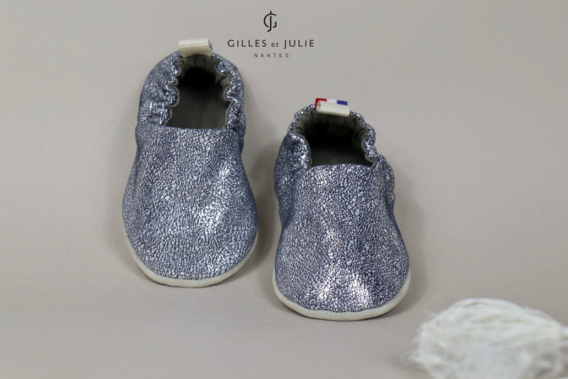 Chaussons , chaussures en cuir souple pour Bébés, enfants et adultes. Idéal chaussons de naissance et premier pas-Doublés en tissu et semelle en croute de cuir antidérapante. Made in France - Fabrication Française - Julie et Gilles Nantes - Couleur argenté, bleu marine, brillant.
