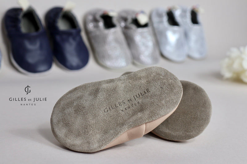 Chaussons , chaussures en cuir souple pour Bébés, enfants et adultes. Idéal chaussons de naissance et premier pas-Doublés en tissu et semelle en croute de cuir antidérapante. Made in France - Fabrication Française - Julie et Gilles Nantes - Couleur argenté, bleu marine, brillant.