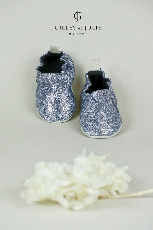 Chaussons , chaussures en cuir souple pour Bébés, enfants et adultes. Idéal chaussons de naissance et premier pas-Doublés en tissu et semelle en croute de cuir antidérapante. Made in France - Fabrication Française - Julie et Gilles Nantes - Couleur argenté, bleu marine, brillant.