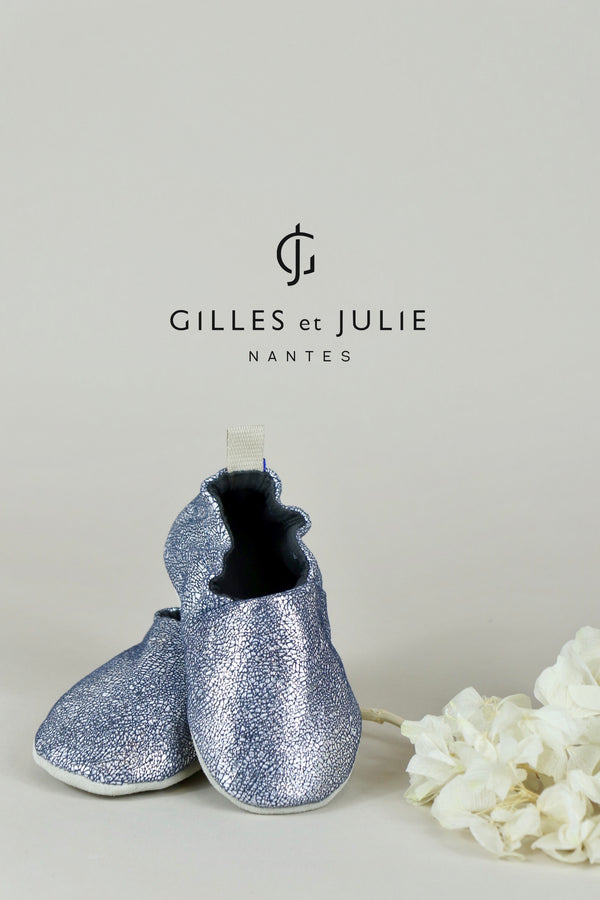 Chaussons , chaussures en cuir souple pour Bébés, enfants et adultes. Idéal chaussons de naissance et premier pas-Doublés en tissu et semelle en croute de cuir antidérapante. Made in France - Fabrication Française - Julie et Gilles Nantes - Couleur argenté, bleu marine, brillant.