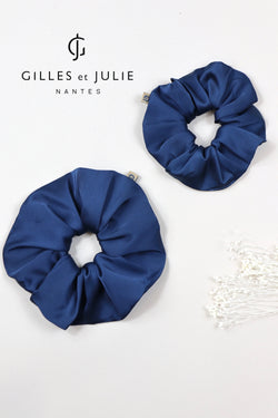 Chouchou pour les cheveux fait main et fabriqué en France par Gilles et Julie . Petit et grand format sont disponibles. Accessoire mode et cheveux Made in France .Satin bleu marine