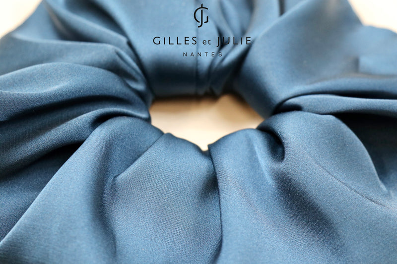 Chouchou pour les cheveux fait main et fabriqué en France par Gilles et Julie . Petit et grand format sont disponibles. Accessoire mode et cheveux Made in France .Satin bleu marine