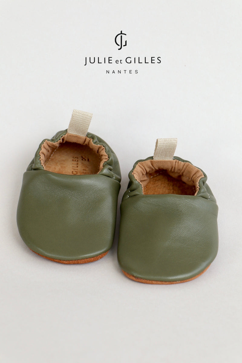 Chaussons bébé en cuir souple-Chaussons premiers pas- Chaussons made in  France- Olive – Julie et Gilles