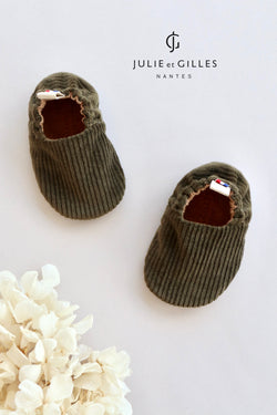 Chaussons bébé en tissu souple-Chaussons premiers pas- Chaussons made in  France- Vert anglais – Julie et Gilles